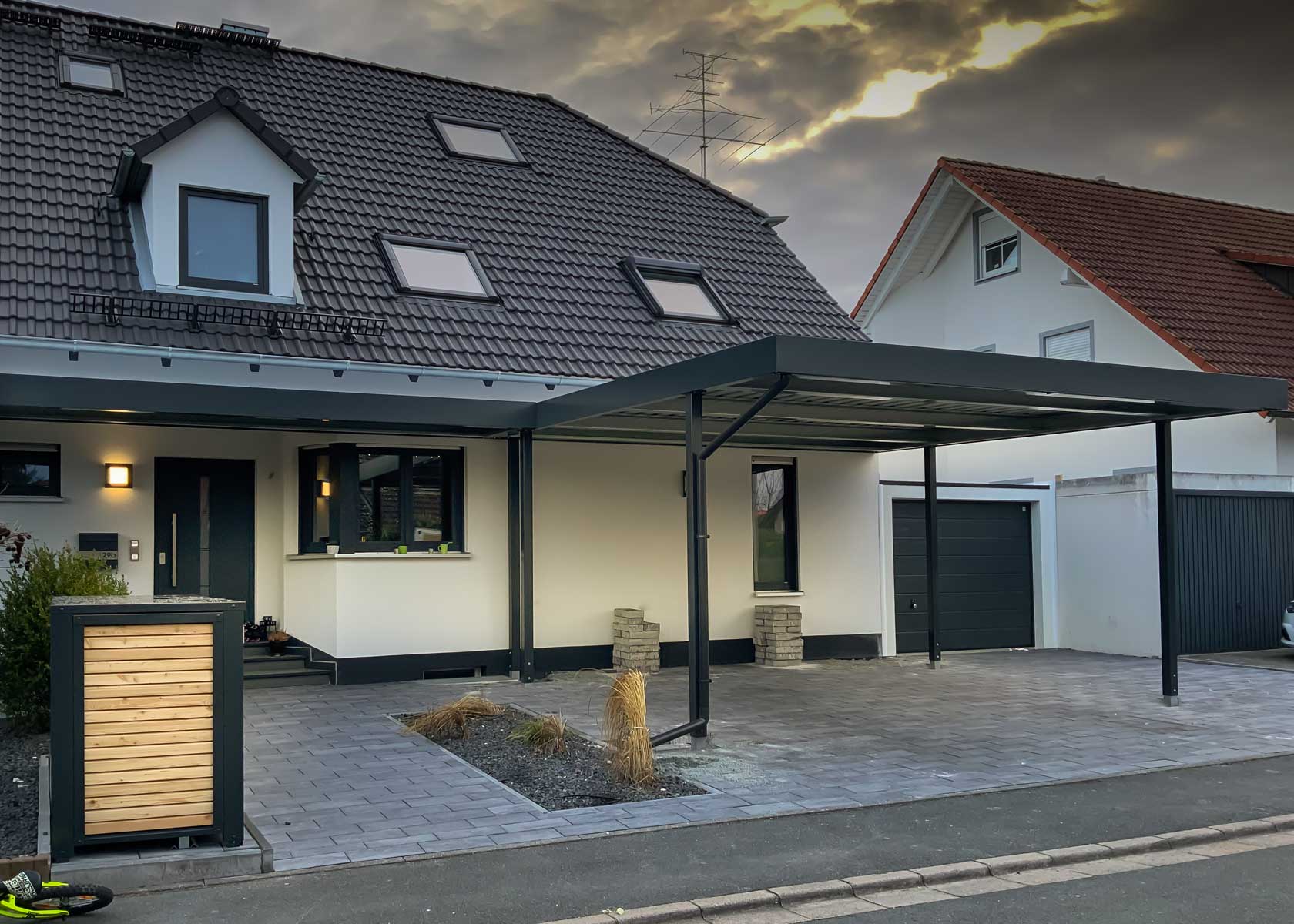 Carport mit Eingangsüberdachung und Mülltonnenbox