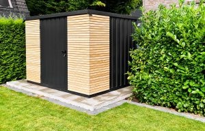 Gardenboxx: Gartenhaus mit Holzverkleidung von Siebau.