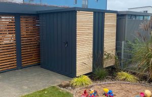 Die Siebau Gardenboxx - hier in der beliebten Gestaltung in Stahl anthrazit mit Holz - bietet auf kleiner Grundfläche viel Platz für Garten- und Spielgeräte.