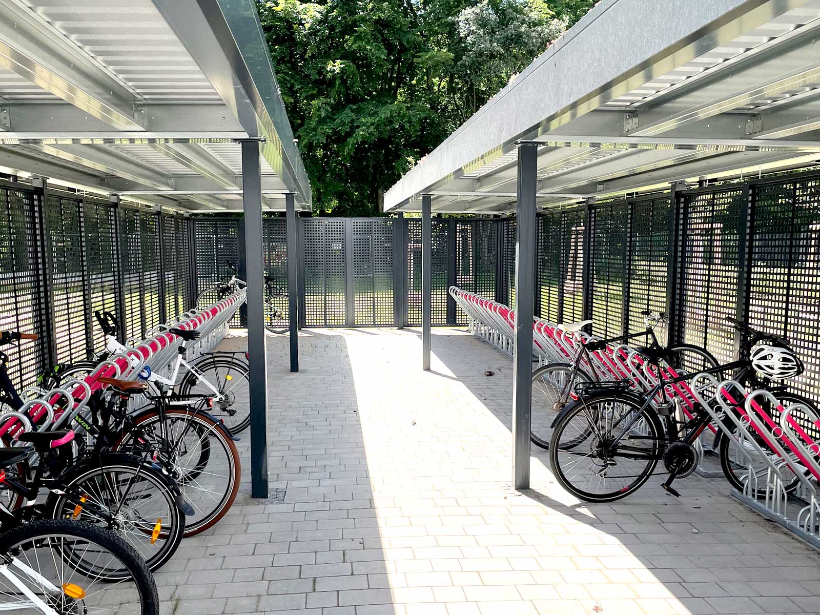 Einhausung mit Fahrradpark-Systemen