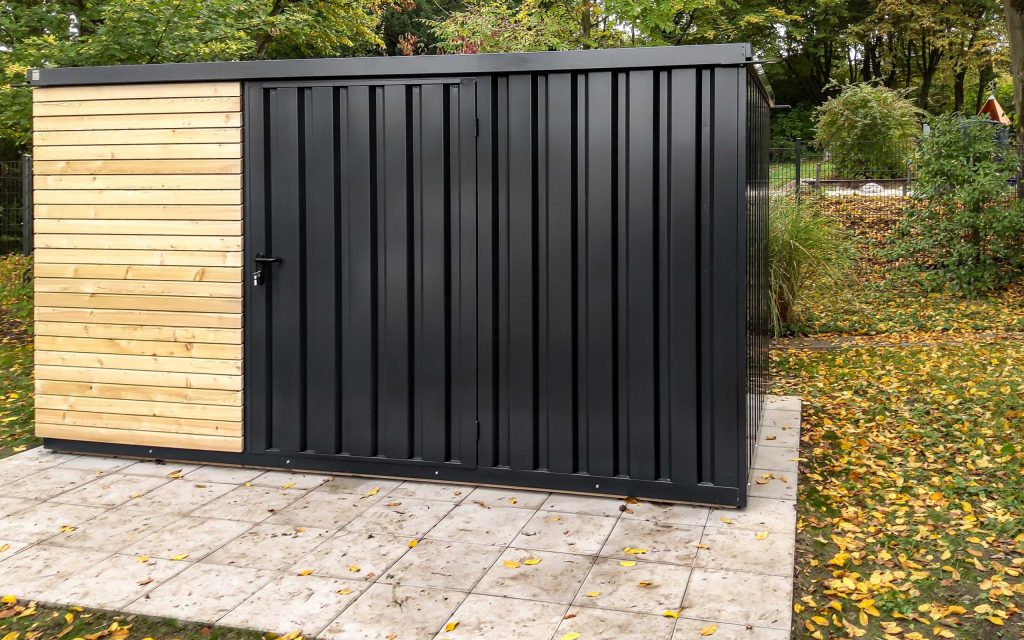 Gardenboxx mit einseitigem Holzelement und Grundfarbe schwarz